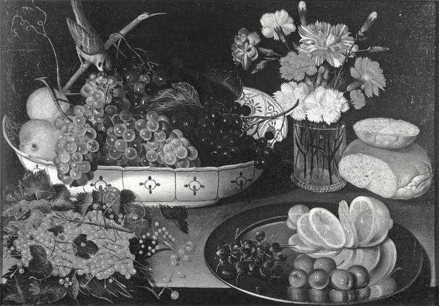 Anonimo — Codino Francesco - sec. XVII - Natura morta con terrina di frutta, uccello, ribes, vaso di fiori, piatto con limone, olive, capperi e pane — insieme